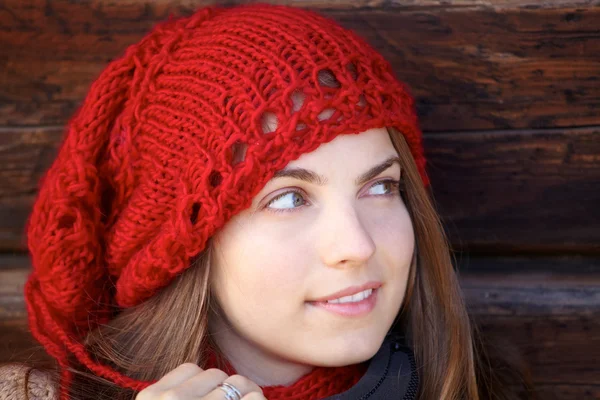 Kadın ve kırmızı şapka — Stok fotoğraf