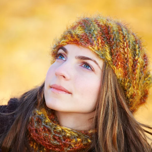 Young woman looking up — Stock Photo, Image