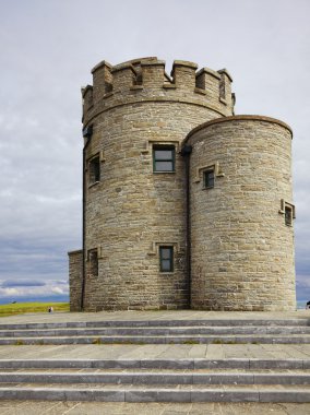 moher olan kayalıklarla kalede