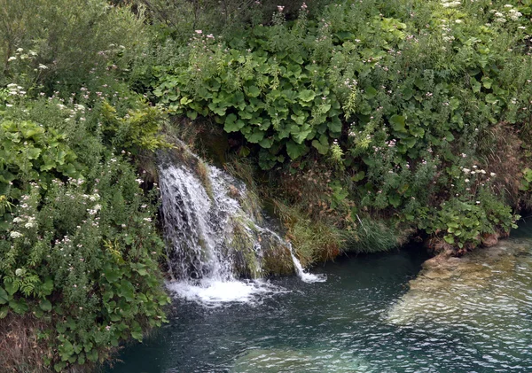 Водопад и горное озеро — стоковое фото