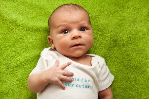 Pasgeboren baby grappig gezicht expressie portret — Stockfoto