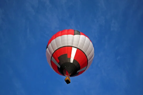 Красный чёрно-белый шарик — стоковое фото