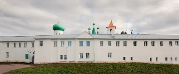 Aleksandro-svirskiy-Kloster. Fälle der heiligen Dreifaltigkeit Teil eines Mönchs — Stockfoto