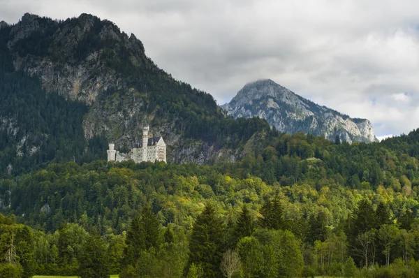 Castle neuschwanstein Alpler ile arka planda — Stok fotoğraf