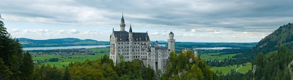 Castle Neuschwanstein with surrounding landscape — Stock Photo, Image