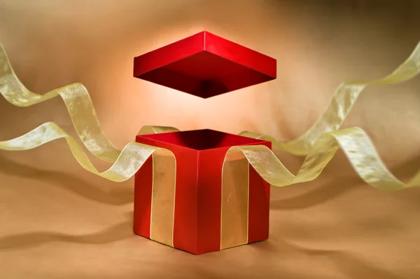 Caja de regalo roja con tapa abierta —  Fotos de Stock