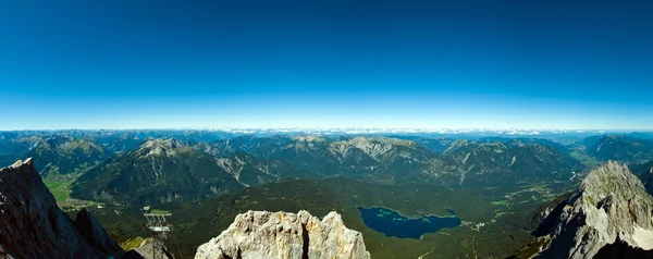 Panoramiczny widok zugspitze niemieckiej granicy austriackiej — Zdjęcie stockowe