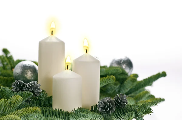 Trzy świece w Adwent ustawienie — Zdjęcie stockowe