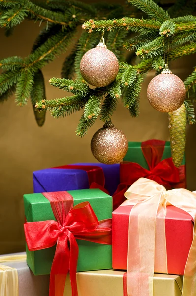 Karácsonyi ajándékokat díszített — Stock Fotó