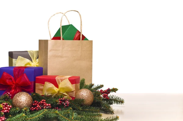 Presentes de Natal e um saco de compras — Fotografia de Stock