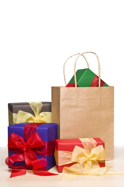 Noel hediyeleri ve alışveriş çantası — Stok fotoğraf