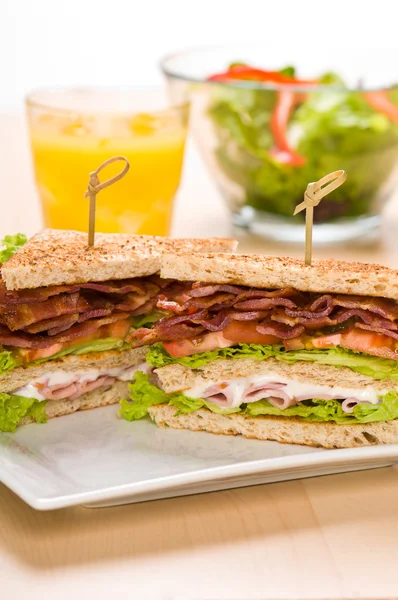 Deux sandwichs avec jus et saladier — Photo