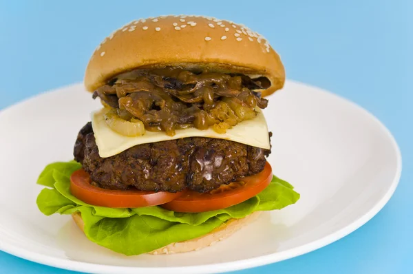Klassieke hamburger met kaas tomatensalade — Stockfoto