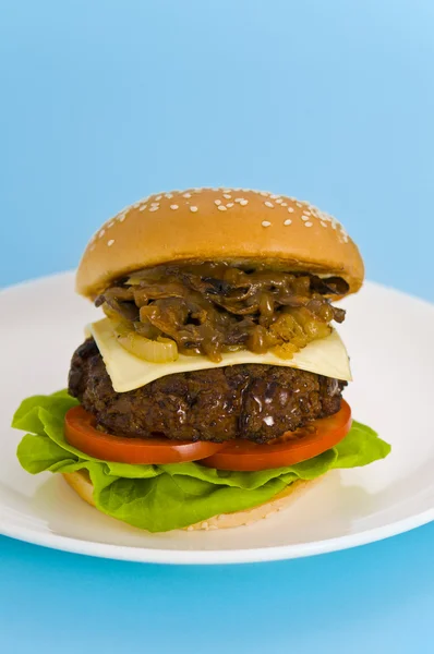 Hamburger met kaas tomaat en salade — Stockfoto