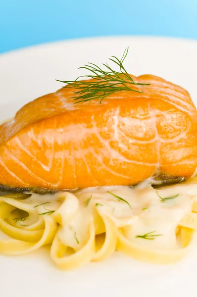 Salmon steak on pasta, decorated with dill closeup — Stock Photo, Image