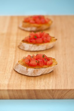 Üç bruschetta ahşap tahta üzerinde hazırlanan