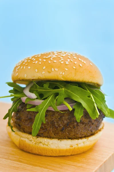 Hamburger z cebulą i sałatką — Zdjęcie stockowe