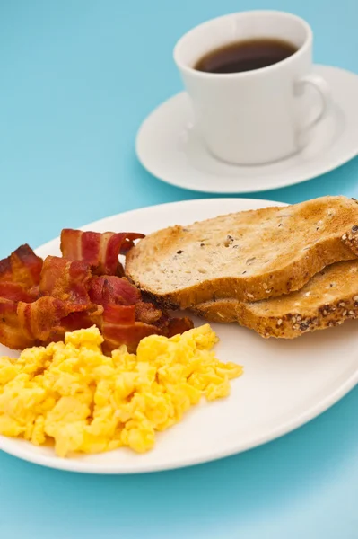 Αμερικάνικο πρωινό, μπέικον και ανακατωμένου αυγού — Φωτογραφία Αρχείου