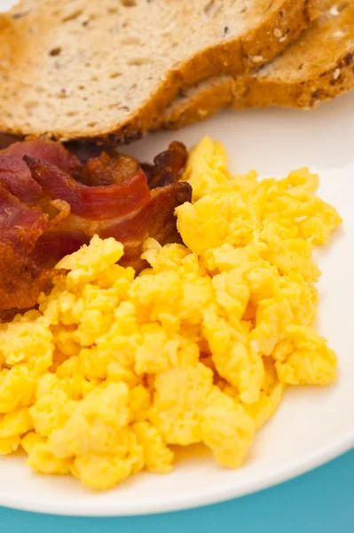 American breakfast, bacon and scrambled egg — Stock Photo, Image