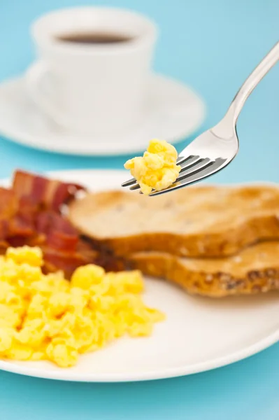 Amerikansk frukost, bacon och äggröra — Stockfoto