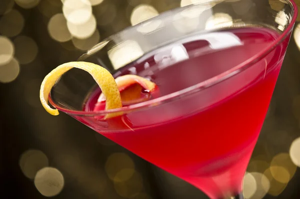 Cosmopolitan cocktail with lemon garnish — Stock Photo, Image
