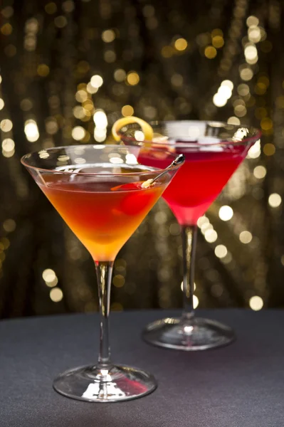 Comopolitan och manhattan cocktail trevlig garnerad — Stockfoto