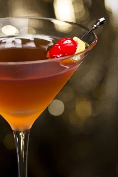 Manhattan cocktail garnerad med körsbär och citron — Stockfoto