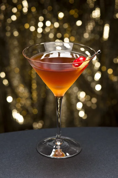 Manhattan cocktail garnerad med körsbär och citron — Stockfoto