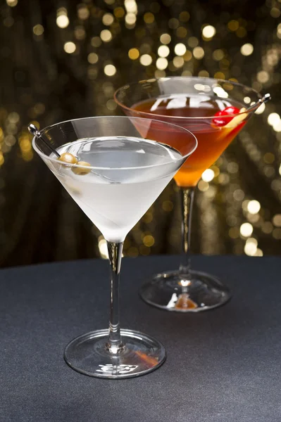 Manhattan und martini cocktail schön garniert — Stockfoto