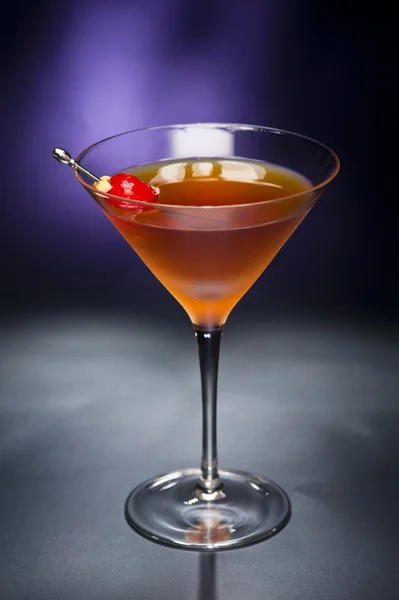 Manhattan Cocktail garniert mit Kirsche und Zitrone — Stockfoto
