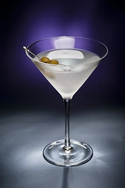 Wodka Martini mit Olivengarnitur — Stockfoto