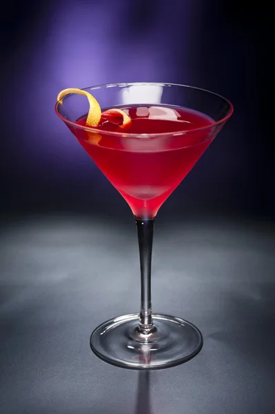 Cocktail cosmopolita con guarnizione al limone — Foto Stock