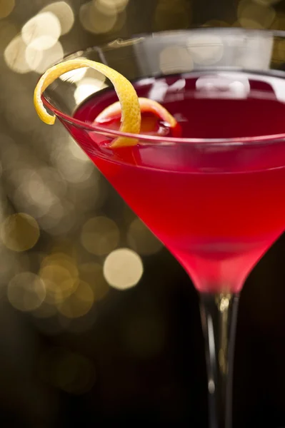 Cosmopolitan cocktail with lemon garnish — Stock Photo, Image