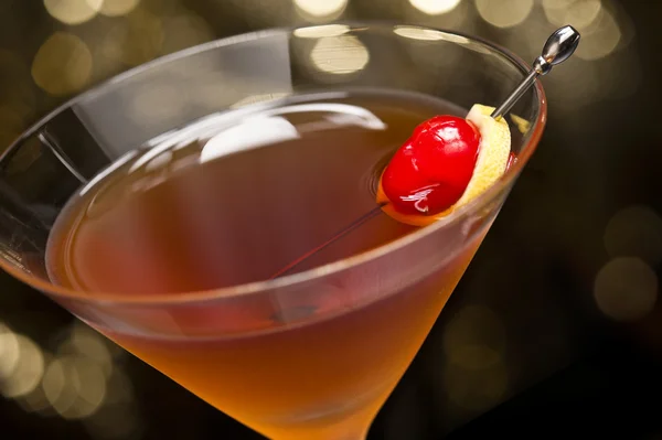 Manhattan cocktail zdobený cherry a citronem — ストック写真