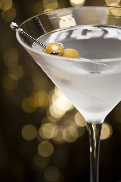 Vodka martini med olivolja garnering — Stockfoto
