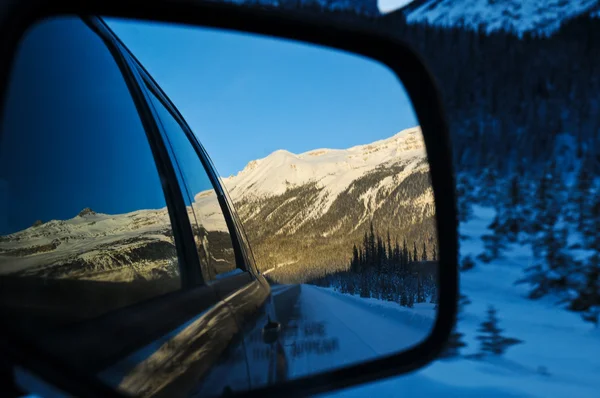 Winterlandschap gezien door een auto spiegel — Stockfoto