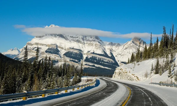Carretera en invierno a través de montañas — Foto de Stock