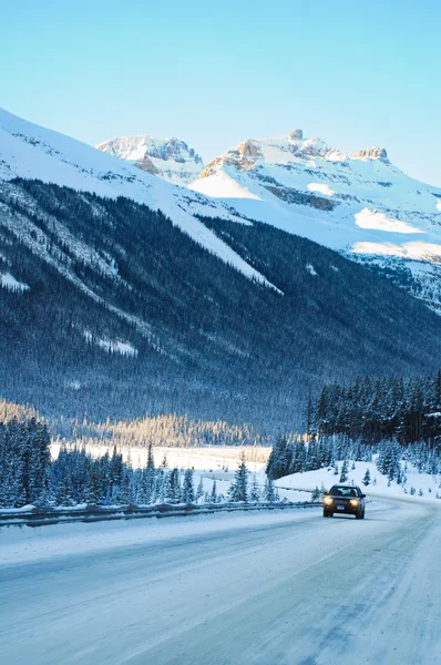 Autobahn im Winter durch die Berge — Stockfoto