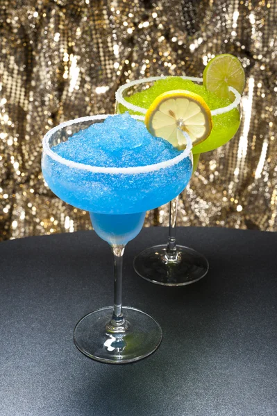 Margarita clássica e um coquetel margarita azul — Fotografia de Stock