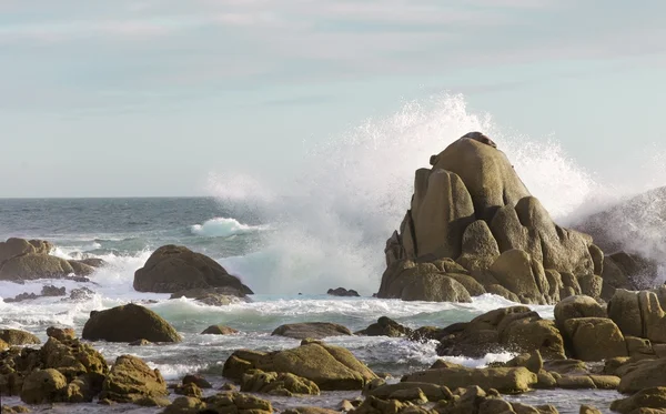 Sea rock está quebrando a onda — Fotografia de Stock