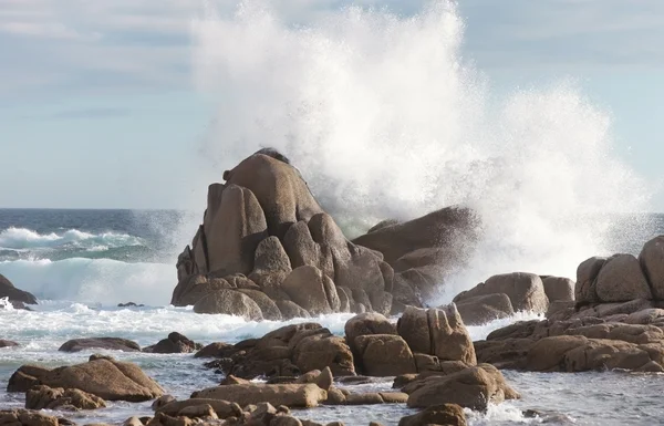 Sea rock está quebrando onda poderosa — Fotografia de Stock