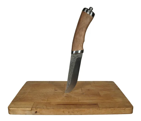 Cuchillo de acero con mango de madera pegado en la vieja tabla de cortar . — Foto de Stock