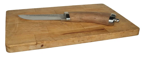 Cuchillo de acero con mango de madera está en una vieja tabla de cortar . — Foto de Stock