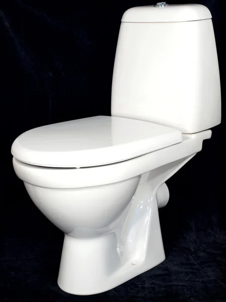 Weiße Toilettenschüssel auf schwarzem Hintergrund — Stockfoto