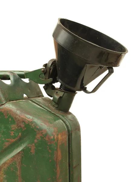 Velha lata de gasolina enferrujada com tampa aberta e um funil — Fotografia de Stock