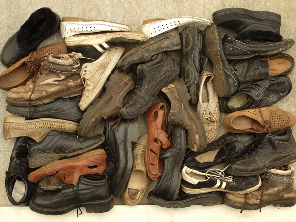 Eine große Anzahl verschiedener alter Schuhe — Stockfoto