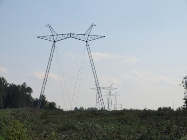 Mavi gökyüzü teller olmadan elektrik kuleleri