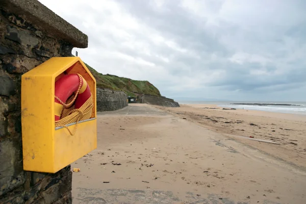 Bóia Lifesaver na praia vazia — Fotografia de Stock