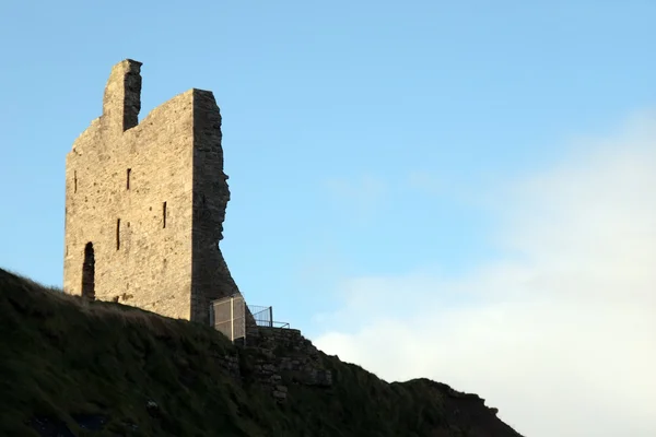 在悬崖顶上的老城堡 — 图库照片