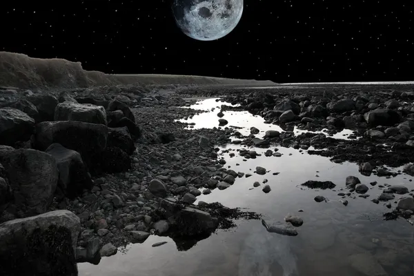 Lua cheia sobre praia rochosa — Fotografia de Stock